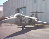 F-104 esposto davanti al museo dell'Aeronautica Militare di Vigna di Valle (Roma)