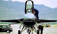 Alcuni controlli a bordo pista su di un F-16, ©kensaviation.com