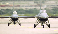 Coppia di F-16 pronta al decollo, © kensaviation.com