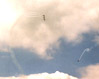 Figura acrobatica dei Jordanian Falcons sotto le nuvole. Questa immagine s'ingrandisce in una nuova finestra