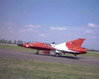 Vista laterale di un S-35 "Draken" austriaco che sfila davanti alla folla. Questa immagine s'ingrandisce in una nuova finestra