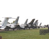 Vista posteriore di alcuni aerei della mostra statica. Questa immagine s'ingrandisce in una nuova finestra