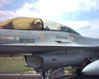 Finestrino di un F-16 biposto dell'Aeronautica Militare. Questa immagine s'ingrandisce in una nuova finestra