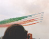 Passaggio ravvicinato delle "Frecce Tricolori", con la scia di fumo tricolore. Questa immagine s'ingrandisce in una nuova finestra