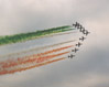 Passaggio ascensionale delle "Frecce Tricolori", con la scia di fumo tricolore. Questa immagine s'ingrandisce in una nuova finestra