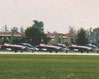 Un'altra immagine delle "Frecce Tricolori" che rullano in fila indiana alla fine dell'esibizione. Questa immagine s'ingrandisce in una nuova finestra