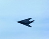 Inquadratura distanziata di un F-117 in volo, © FreeFoto.com. Questa immagine s'ingrandisce in una nuova finestra