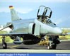 F-4 parcheggiato a bordo pista. Questa immagine s'ingrandisce in una nuova finestra
