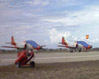 C-101 della "Patrulla Aguila" parcheggiati a bordo pista, con i teli termici protettivi per l'abitacolo. Questa immagine s'ingrandisce in una nuova finestra