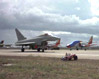 L'Eurofighter "Typhoon" sfila davanti alla folla dopo l'esibizione
