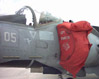 Abitacolo e telo protettivo delle prese d'aria di un AV8 "Harrier" visti da vicino. Questa immagine s'ingrandisce in una nuova finestra