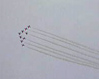 Passaggio con scia di fumo bianco e formazione a triangolo della pattuglia acrobatica francese. Questa immagine s'ingrandisce in una nuova finestra