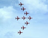 Vista dal basso delle "Red Arrows" in formazione, © FreeFoto.com. Questa immagine s'ingrandisce in una nuova finestra