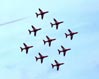 "Red Arrows" in formazione a diamante, © FreeFoto.com. Questa immagine s'ingrandisce in una nuova finestra