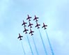 Le "Red Arrows" iniziano ad emettere le scie colorate, © FreeFoto.com. Questa immagine s'ingrandisce in una nuova finestra