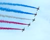 Vista ravvicinata delle "Red Arrows" con le scie colorate, © FreeFoto.com. Questa immagine s'ingrandisce in una nuova finestra