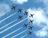 Vista dal basso delle "Red Arrows" che emettono scie di fumo bianco, © FreeFoto.com. Questa immagine s'ingrandisce in una nuova finestra