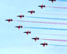 Passaggio veloce delle "Red Arrows" in formazione a cuneo, © FreeFoto.com. Questa immagine s'ingrandisce in una nuova finestra